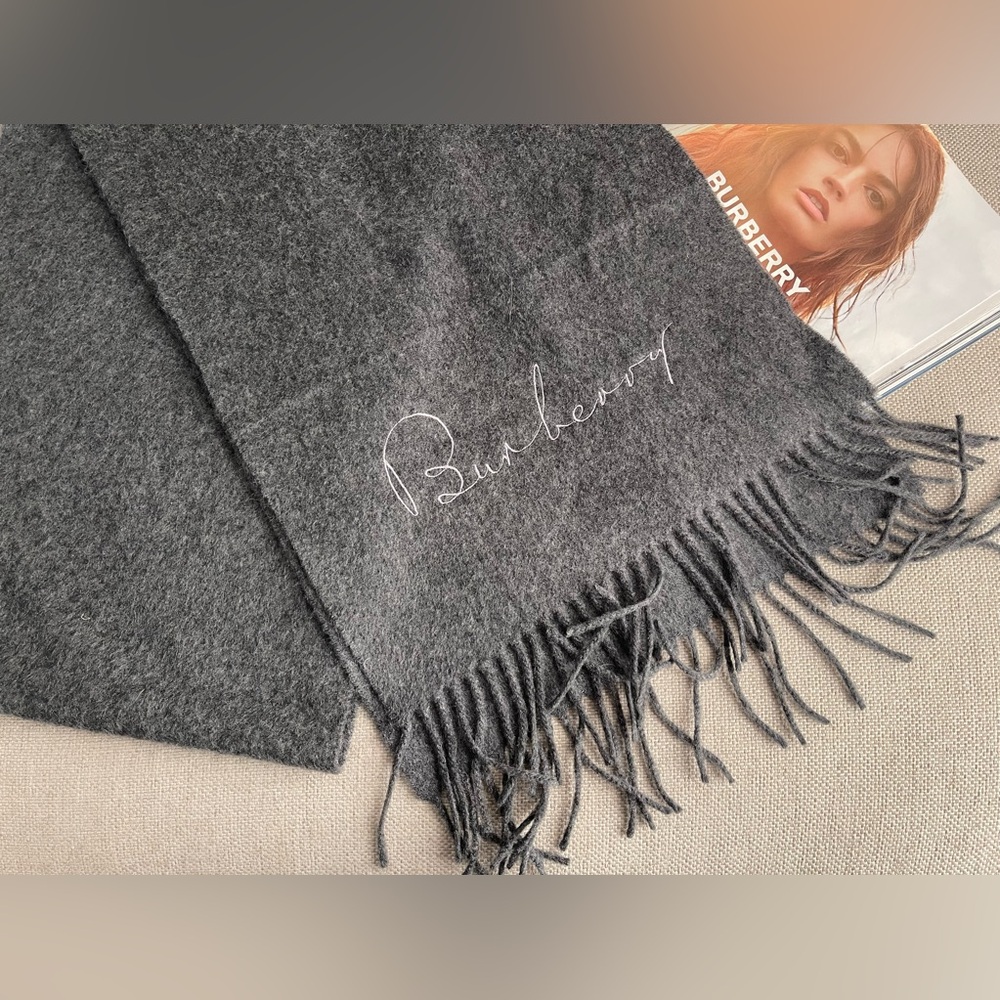 Burberry Solid Cursive Logo 100% Cashmere Scarf In Medium Gray Size 12”x 74” - Picture 6 of 9